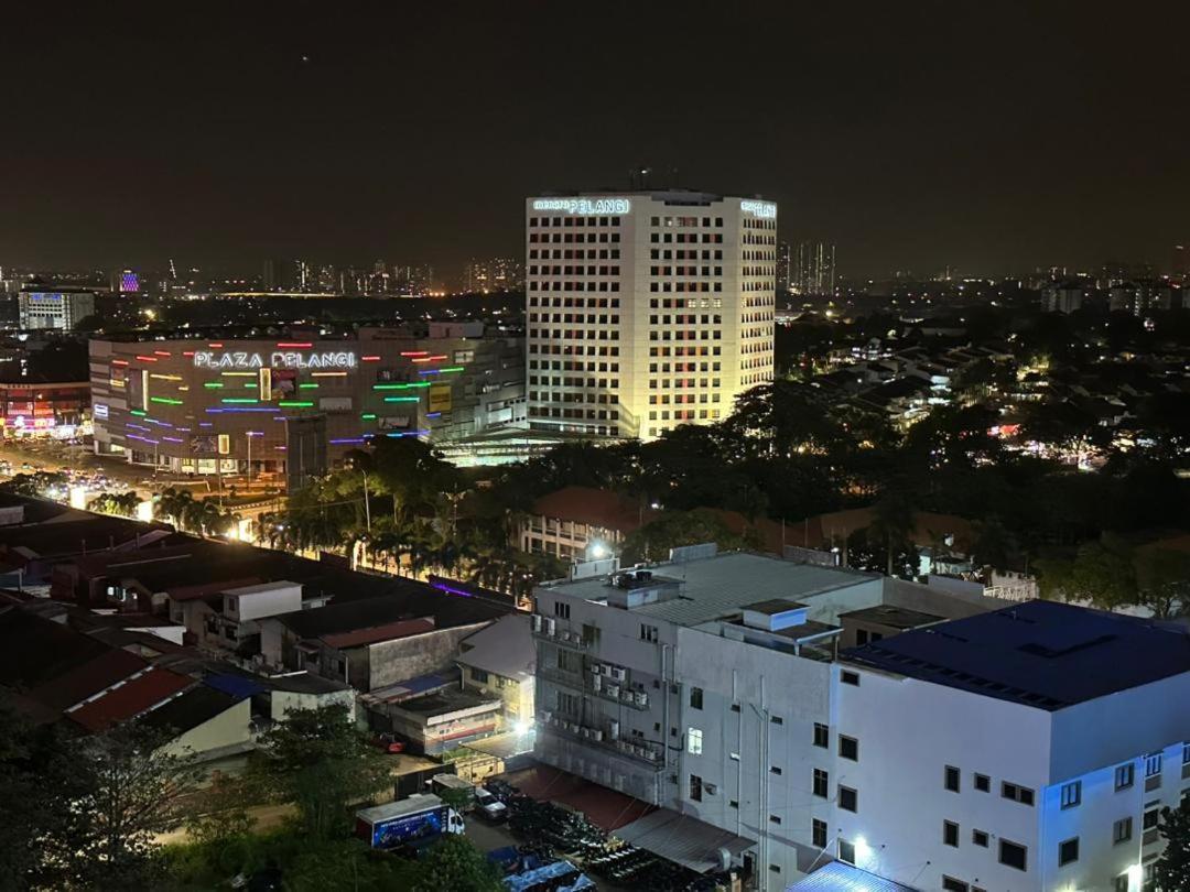 Twin Galaxy View 2 Bedroom With Balcony Apartment *